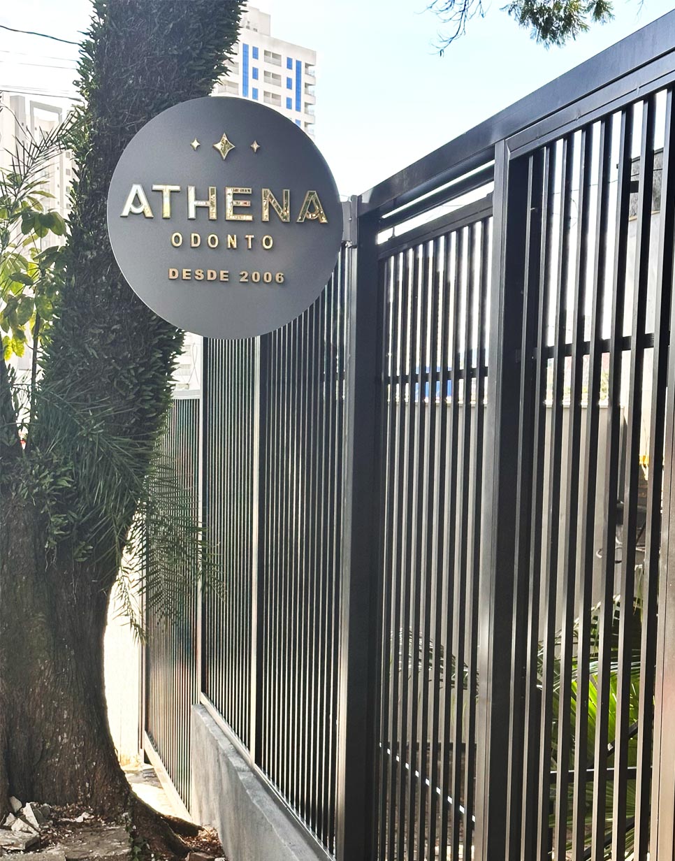 Fachada da Athena Odonto com placa redonda em Guarulhos